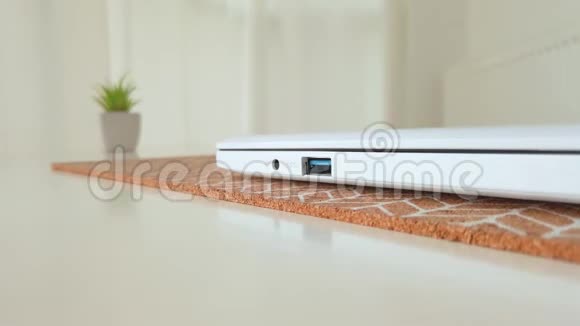 USB闪存连接笔记本电脑视频的预览图