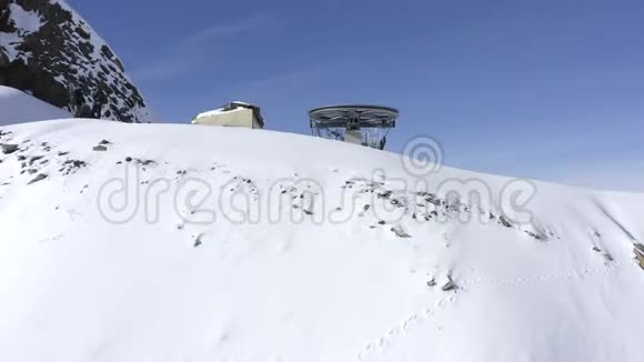 滑雪者站在雪坡上在滑雪台背景下的冬季度假胜地滑雪视频的预览图