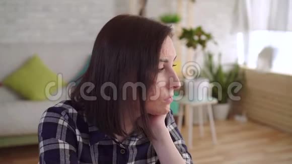 悲伤的年轻女子独自坐着脸上有烧伤的伤疤视频的预览图
