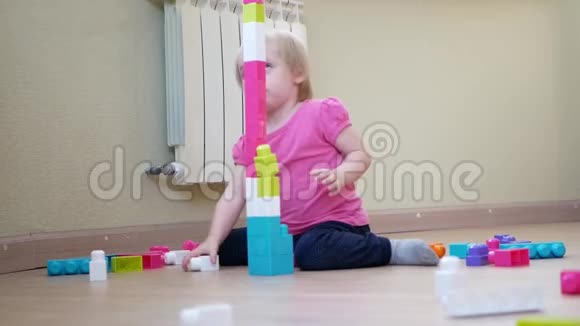 子玩构造函数儿童发展一个快乐的小女孩从建造者那里建造了一座塔视频的预览图