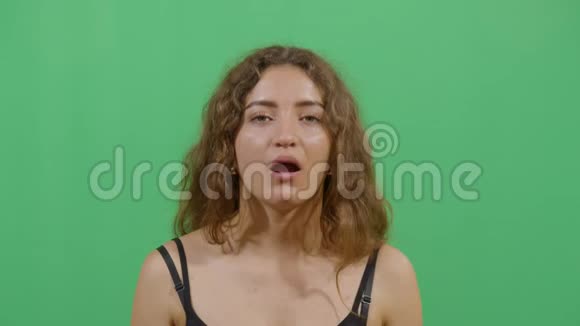 女人在咀嚼韭菜视频的预览图