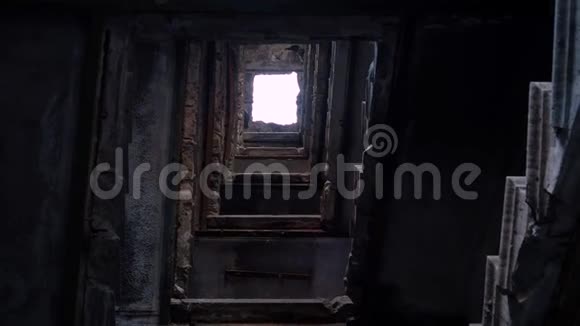 一座被烧毁的房子的内部和楼梯间火灾和破坏视频的预览图