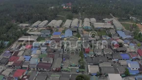 泰国萨梅岛渔民村的房屋和穆斯林清真寺视频的预览图