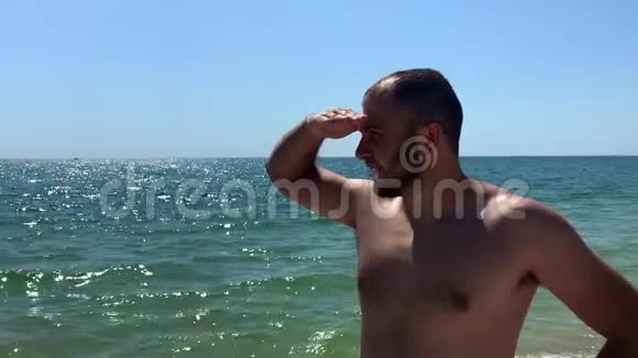 白人男子的侧景停留在海滩上他把目光移开了视频的预览图