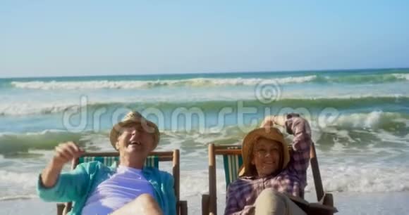 活跃的高加索族夫妇在海滩上享受阳光休闲娱乐的正面景色视频的预览图