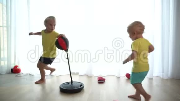 活泼的孩子男孩和女孩在家玩万向节运动视频的预览图