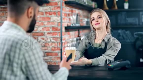 Hipster男子在后景咖啡厅与女咖啡师交谈视频的预览图