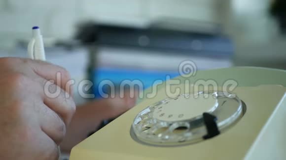 商人用旧电话打电话用钢笔旋转磁盘视频的预览图