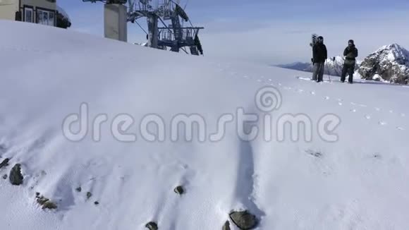 两个滑雪板边雪坡滑雪旅游冬季度假无人驾驶飞机观景视频的预览图