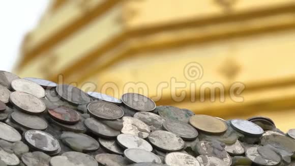 各种硬币粘在屋顶上视频的预览图
