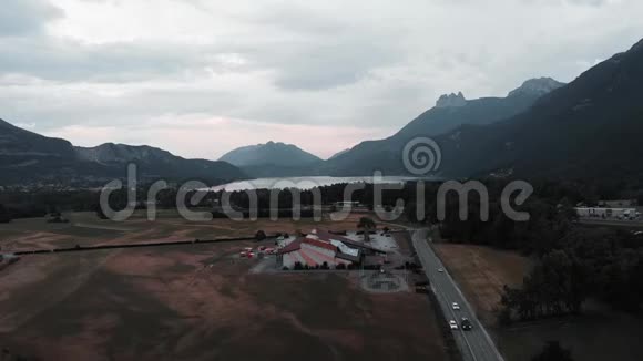 滑翔基地从鸟瞰无人机绕着滑翔中心飞行法国安纳西湖和山脉视频的预览图