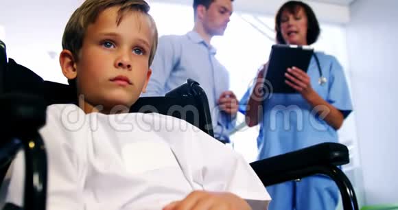 残疾男孩坐在医院的轮椅上视频的预览图