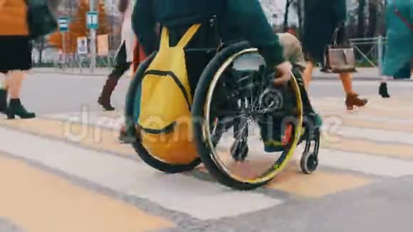 坐轮椅的残疾人和另外一群人一起过马路视频的预览图
