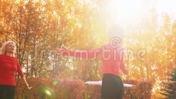 瑜伽女性练习体式户外锻炼阳光下秋季公园健身女子瑜伽运动视频的预览图