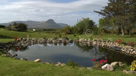 带山的小池塘视频的预览图