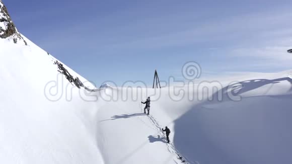 两名滑雪者穿着雪鞋行走可以在雪山上进行空中攀爬视频的预览图