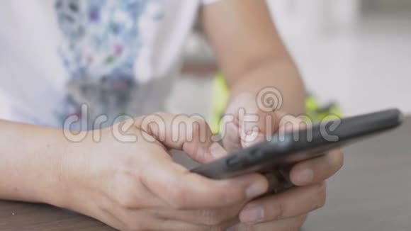 女人手在手机上发短信进行交流视频的预览图