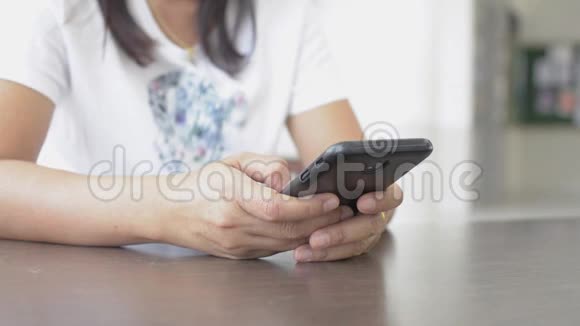 女人手在手机上发短信进行交流视频的预览图