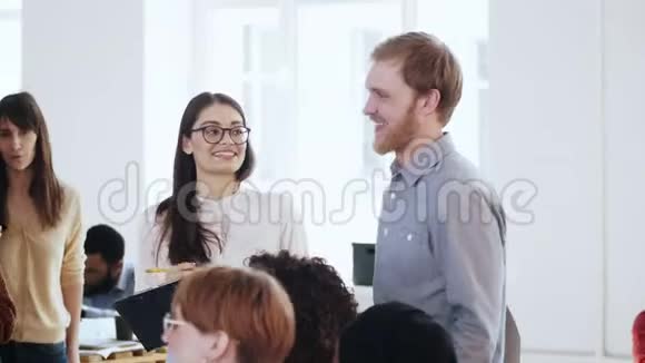 快乐微笑的商界人士齐心协力年轻兴奋的白种人在现代办公研讨会上发言视频的预览图
