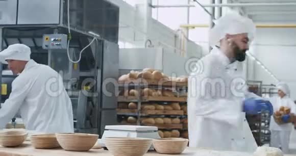 一个面包店里跳舞的面包师在做面包的面团时他在跳舞一边充满活力视频的预览图