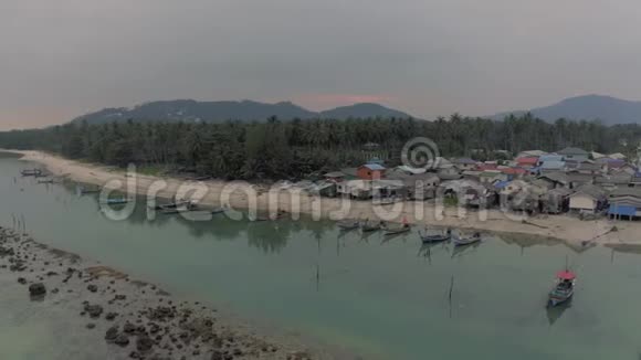 渔民泰国萨梅岛的村庄和船只视频的预览图