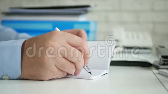 公司办公室经理用钢笔和墨水写小议程视频的预览图