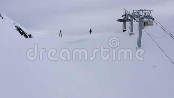 冬季度假胜地雪坡上的徒步旅行者从高空飞行无人驾驶飞机俯瞰群山视频的预览图