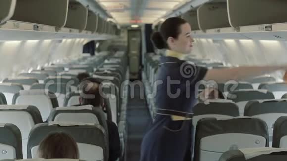 年轻的空姐给出了氧气罩的说明视频的预览图