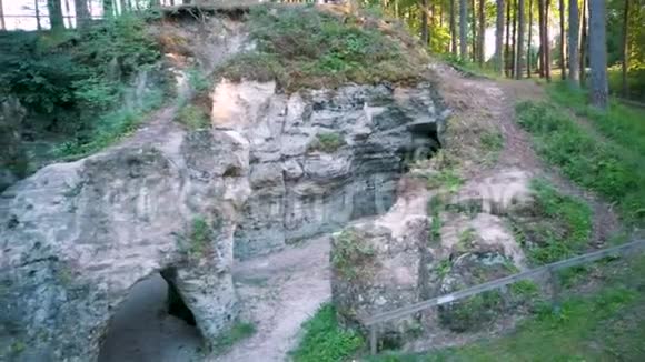 魔鬼的烤箱或大型埃利特自然地质纪念碑位于高贾国家公园在洛德后面的世纪在拉脱维亚视频的预览图