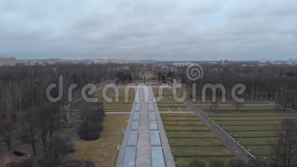Piskaryovskoye纪念公墓从上面可以看到全景空中视频的预览图