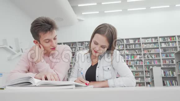 两个大学朋友一起在图书馆学习的低角度镜头视频的预览图