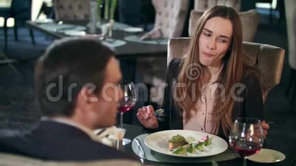 商务女性在餐馆吃食物商务夫妇一起用餐视频的预览图