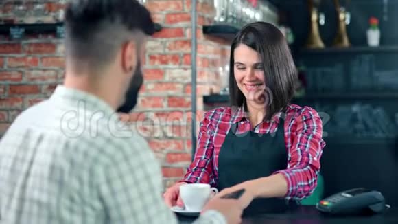 可爱的女咖啡师提供新鲜的咖啡杯积极的情绪视频的预览图