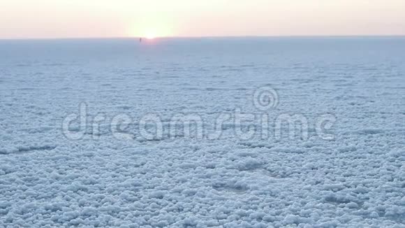 盐湖上的日落盐湖白色表面的纹理视频的预览图