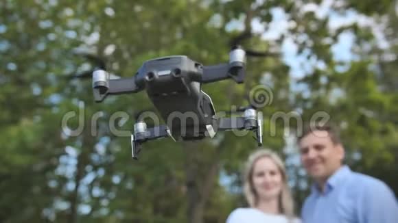 男孩和女孩在公园里发射了一架无人机视频的预览图