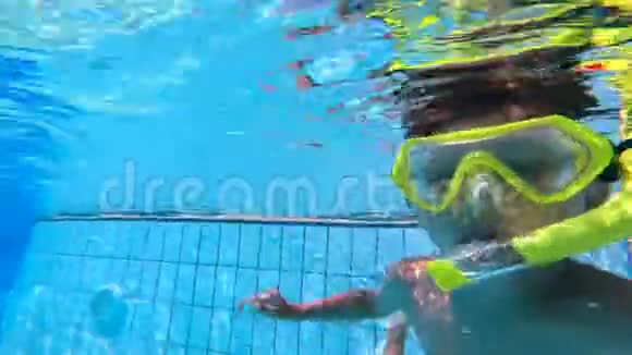 在水下看一个在水中游荡的男孩视频的预览图