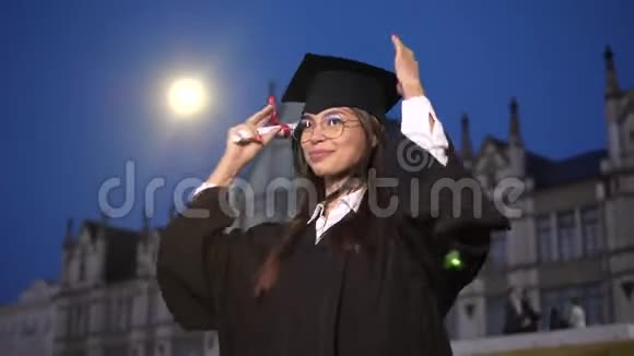 兴奋的女毕业生在学术上跳舞视频的预览图
