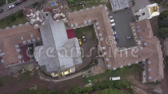 无人驾驶飞机飞越布查的瓦西林修道院视频的预览图