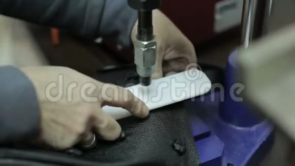 手袋的生产该男子从事生产女性手袋视频的预览图