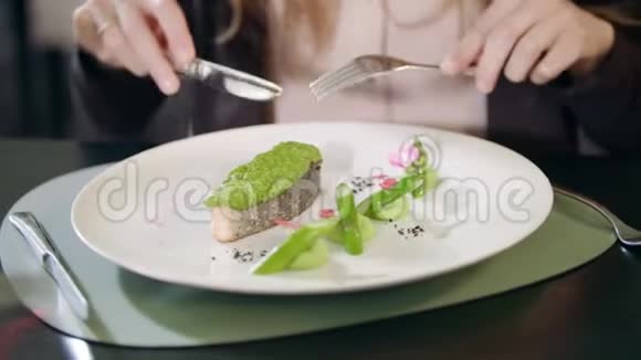 女商人用刀叉切鱼视频的预览图