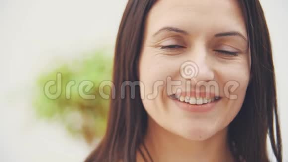 弯着脸的美女带着灿烂的笑容看着镜头视频的预览图