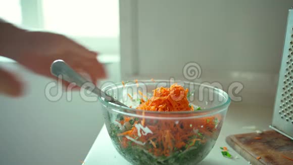 男人在碗里混合蔬菜烹饪沙拉视频的预览图