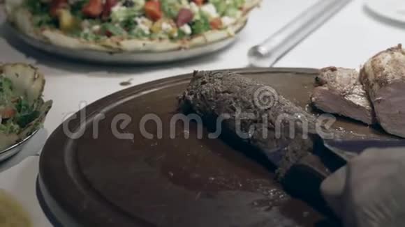 厨师在自助餐厅切腰中心视频的预览图