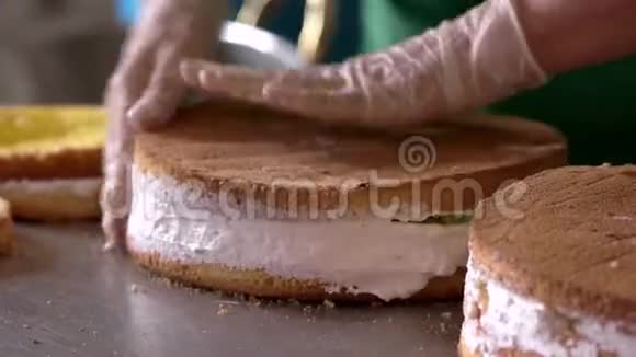 一层层奶油蛋糕在桌子上视频的预览图