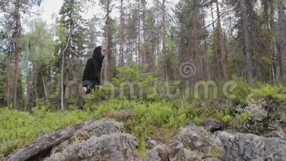 穿着黑色衣服的人独自走在一片深岩石林中旅行健康的积极生活方式冒险户外视频的预览图