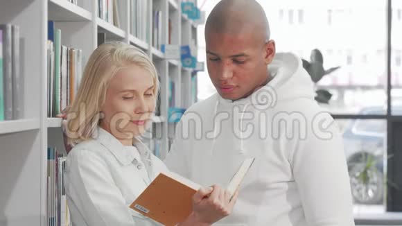 可爱的一对夫妇一起在图书馆看书视频的预览图