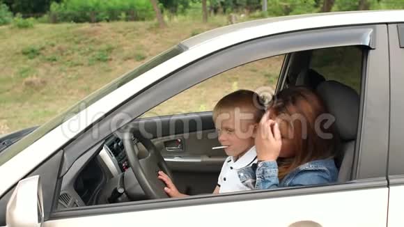 妈妈带着儿子开汽车妈妈给孩子看汽车是怎么工作的视频的预览图