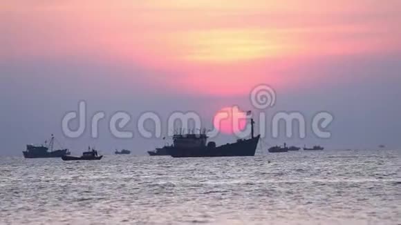黎明时分渔船出海捕鱼时的海洋景观视频的预览图