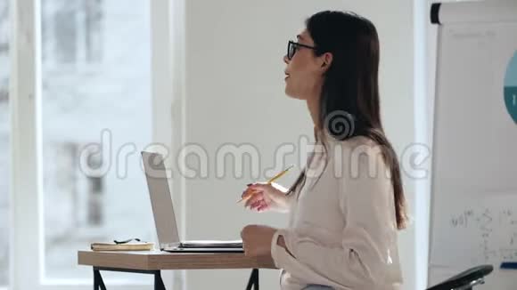 快乐年轻美丽优雅的女性高加索商务教练在现代光同事办公室培训研讨会上演讲视频的预览图