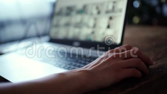 特写女性手自由职业者坐在家里工作笔记本电脑视频的预览图